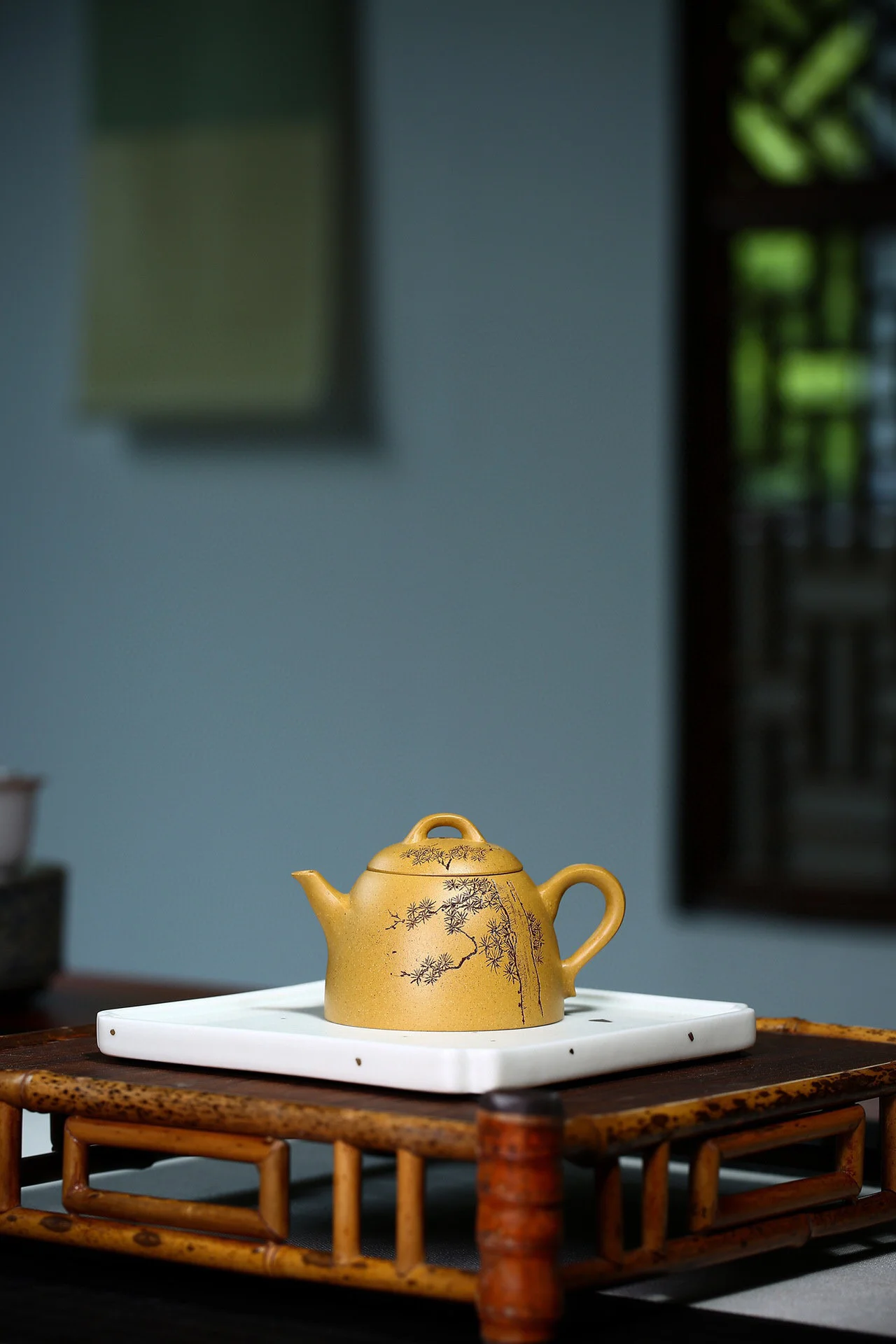 Yixing new purple clay pot raw ore green plaster fully hand carved Teapot Tea Set Gift
Yixing new purple clay pot raw ore green plaster fully hand carved Teapot Tea Set Gift