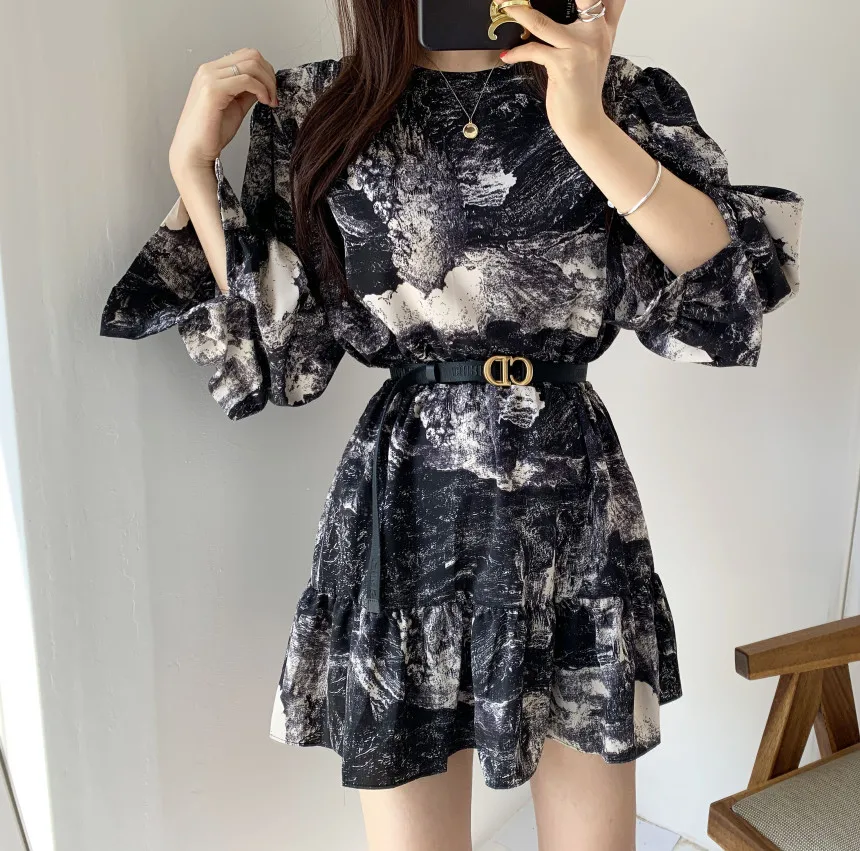 2021 Korean Temperament Elegant Ink Printing Dress O Neck Slim High Waist Lantern Sleeve Ruffle Dress Women Short Retro Vestido
2021 Korean Temperament Elegant Ink Printing Dress O Neck Slim High Waist Lantern Sleeve Ruffle Dress Women Short Retro Vestido