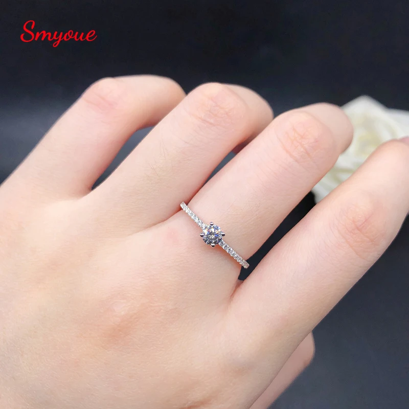 Smyoue S925 Silver Plated 18k 0.3 Carat 4mm DE Color Moissanite Ring For Women Lab Grown Moissanites Wedding Band White Gold
Smyoue S925 Silver Plated 18k 0.3 Carat 4mm DE Color Moissanite Ring For Women Lab Grown Moissanites Wedding Band White Gold