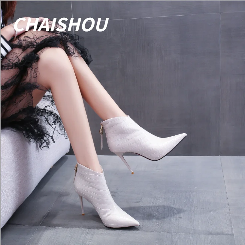 QZ104 2021 New Women's Ankle Boots Black Sexy Serpentine Thin High Heels Back Zip Modern Boots Autumn Winter Pointed Botas Mujer
QZ104 2021 New Women's Ankle Boots Black Sexy Serpentine Thin High Heels Back Zip Modern Boots Autumn Winter Pointed Botas Mujer