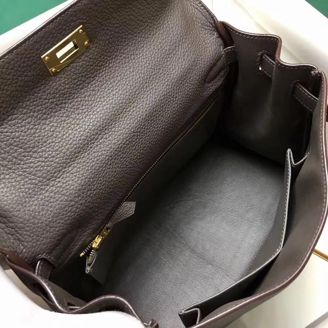 BRAND PURSE,LUXURY BAG,25CM,Dark Grey,Togo Leather,Fully Handmade Quality,Wax Line Stitching, Fast delivery
BRAND PURSE,LUXURY BAG,25CM,Dark Grey,Togo Leather,Fully Handmade Quality,Wax Line Stitching, Fast delivery