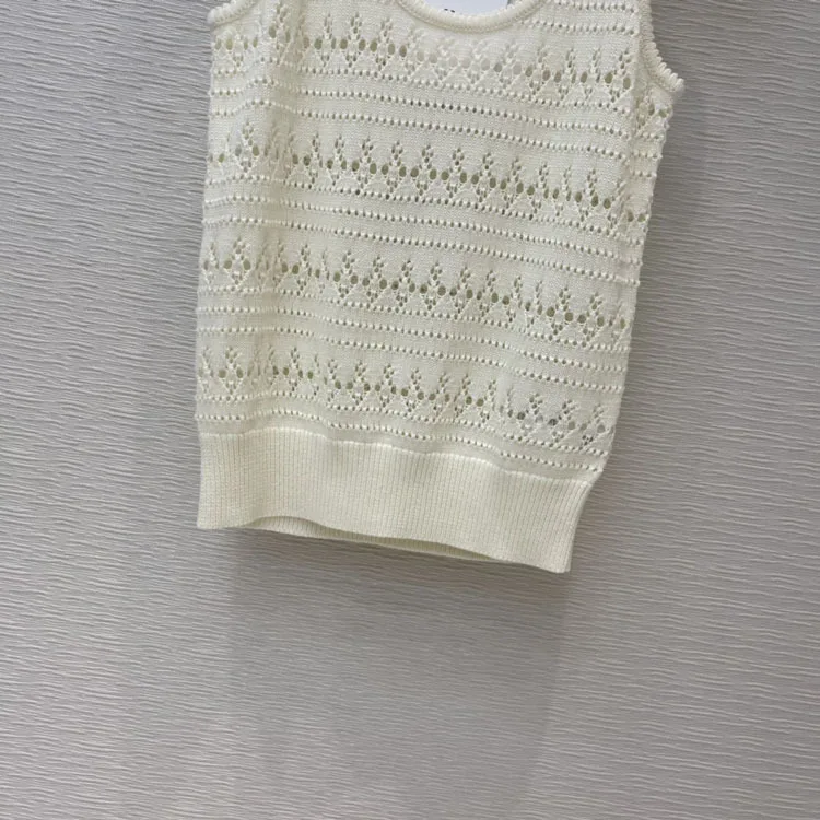 2021 Summer women's new casual simple solid color U-neck hollow hook flower knitted short vest
2021 Summer women's new casual simple solid color U-neck hollow hook flower knitted short vest