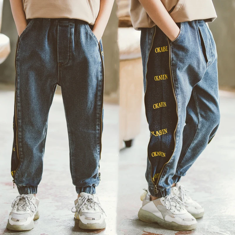 Джинсы-капри для мальчиков, демисезонные, с буквенным принтом
Джинсы-капри для мальчиков, демисезонные, с буквенным принтом