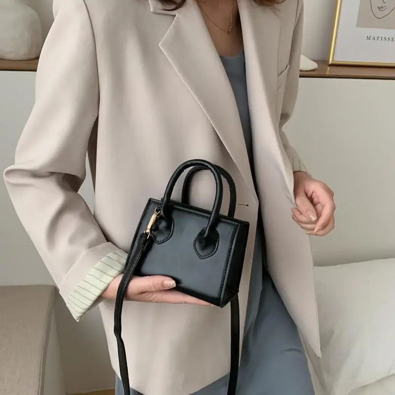 Small Female Bag Wild Sense of Western Style Messenger Bag Mini Bag Bags for Women 2020 New Luxury Handbags for Women 2020
Small Female Bag Wild Sense of Western Style Messenger Bag Mini Bag Bags for Women 2020 New Luxury Handbags for Women 2020
