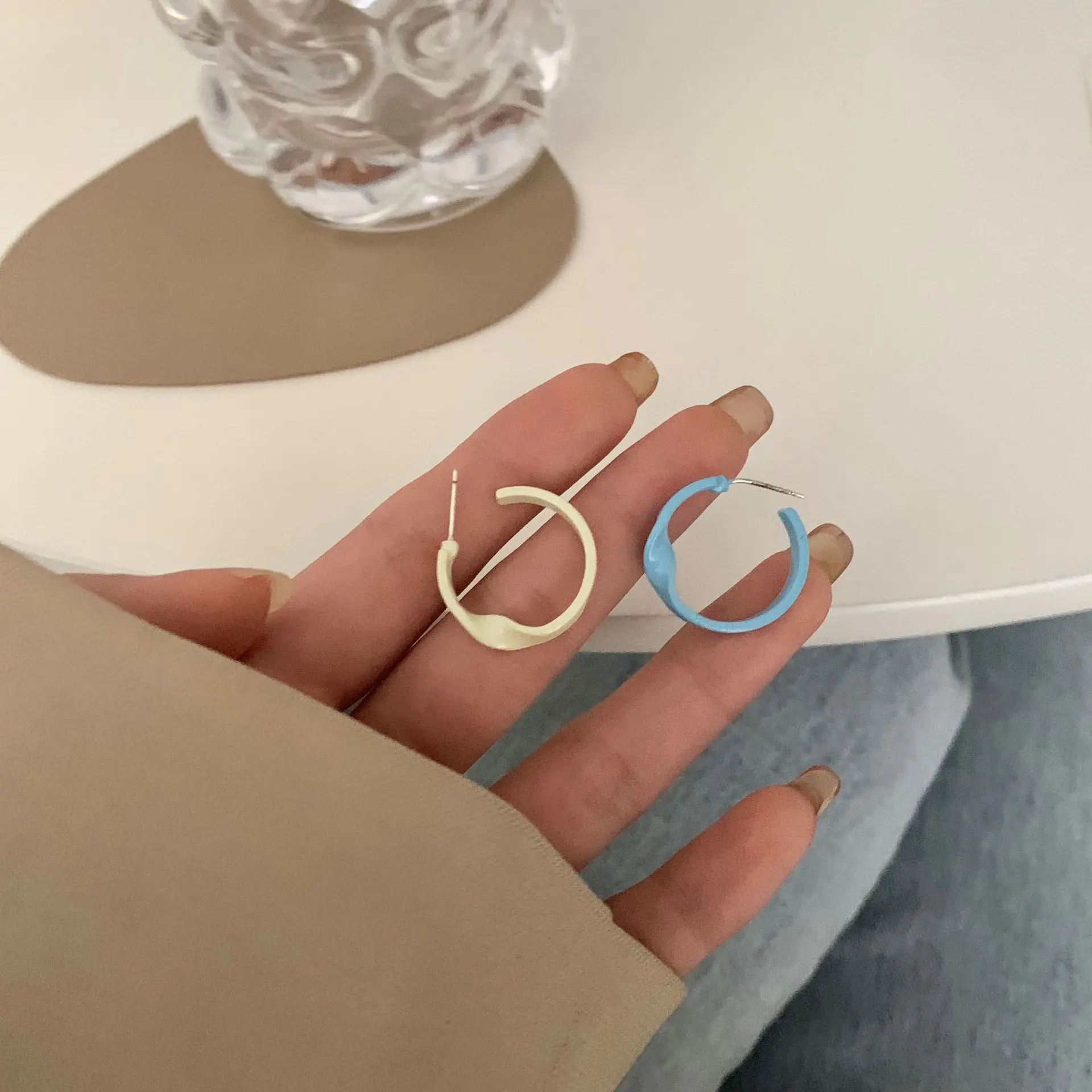 S925 Серебряная игла Корейский темперамент C-серьги в форме фигурного кольца модные простые Асимметричные маленькие круглые серьги для женщи...
S925 Серебряная игла Корейский темперамент C-серьги в форме фигурного кольца модные простые Асимметричные маленькие круглые серьги для женщи...