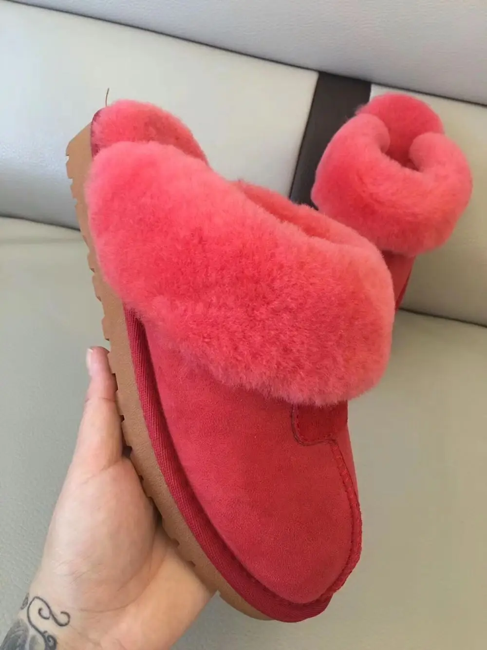 Stunning Women Natural Sheepskin Home Slipper Winter Women Indoor Slippers Fur Slippers Wool Flip Flops Slipper Lady Home Shoes
Stunning Women Natural Sheepskin Home Slipper Winter Women Indoor Slippers Fur Slippers Wool Flip Flops Slipper Lady Home Shoes