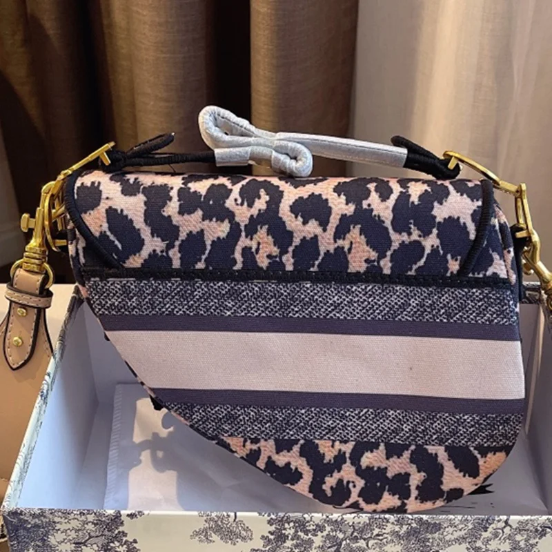 2021 Brand Women Handbags Fashion Saddle Bags High Quality Women's Messenger Bags Designer Shoulder Bags
2021 Brand Women Handbags Fashion Saddle Bags High Quality Women's Messenger Bags Designer Shoulder Bags