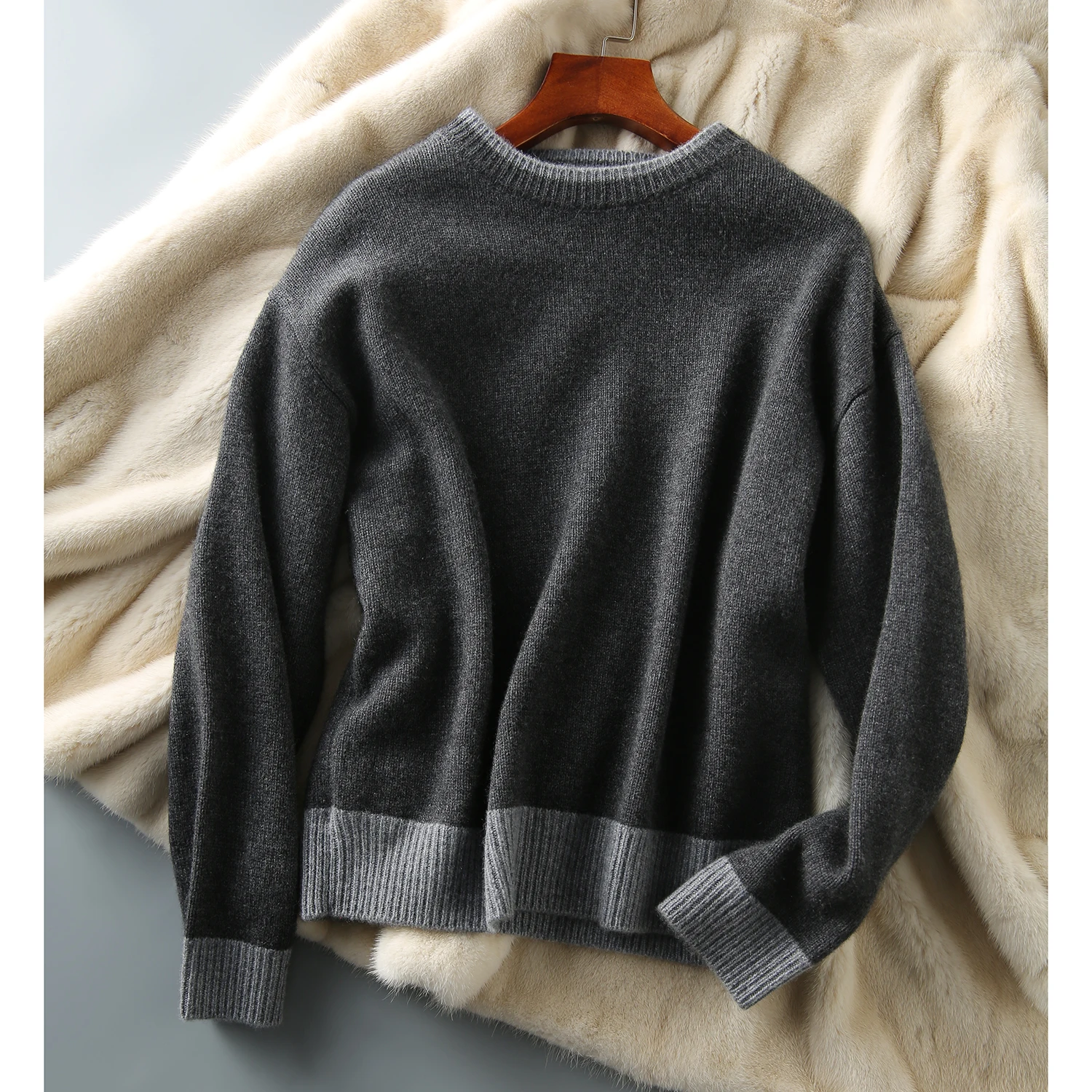 The simpler the casual color contrast, the more powerful the dark gray cashmere suit 
The simpler the casual color contrast, the more powerful the dark gray cashmere suit