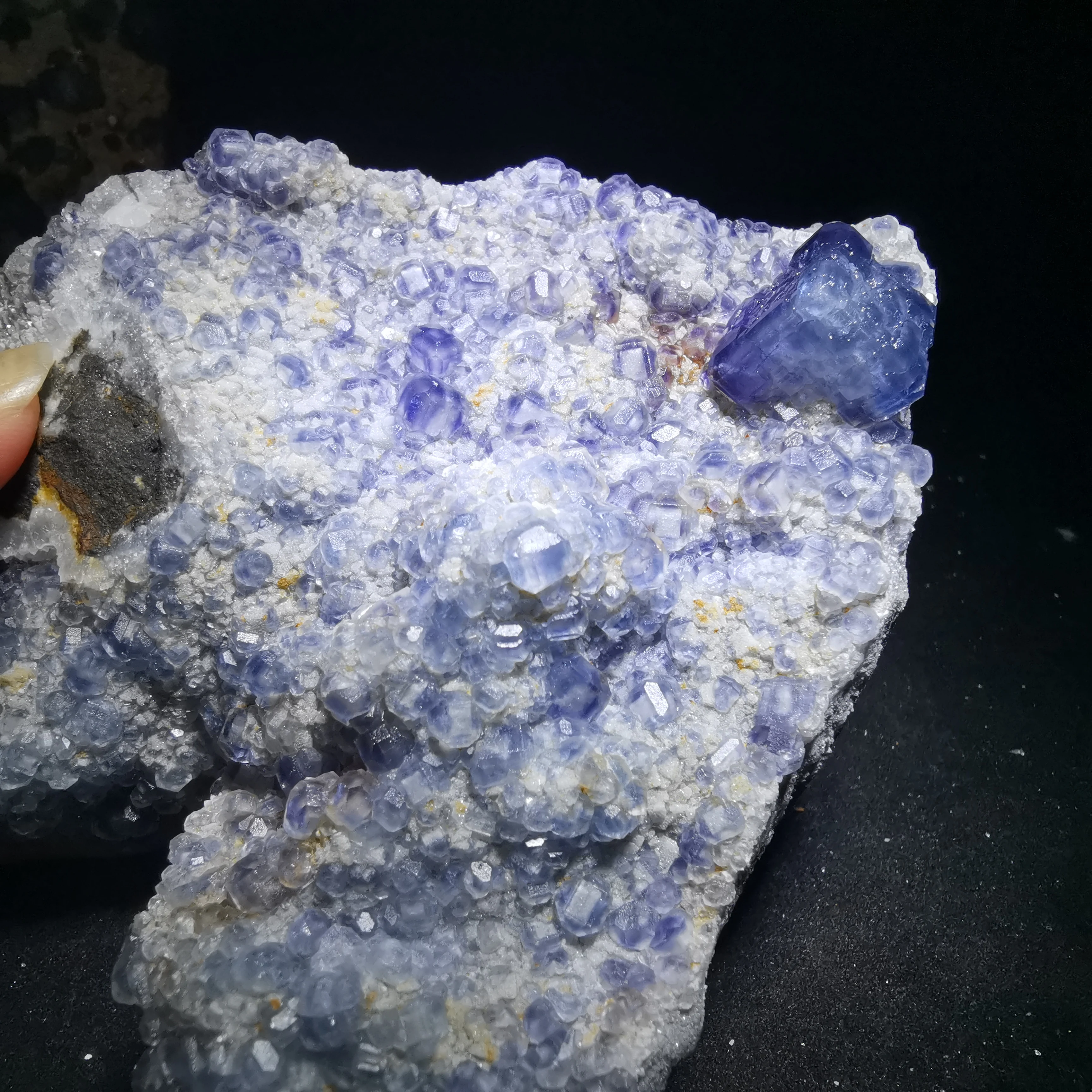 367.8gNatural blue green fluorite and quartz mineral geology teaching collection healing energy degaussing home decoration
367.8gNatural blue green fluorite and quartz mineral geology teaching collection healing energy degaussing home decoration