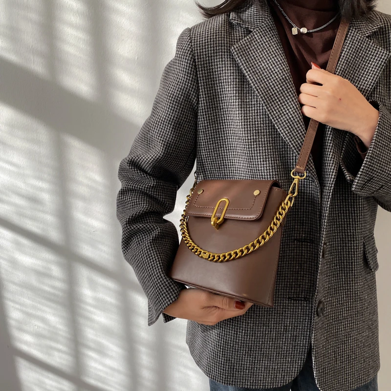 High Quality Metal Chains Shoulder Belt Women Bag Quality Leather Buckle Flap Messenger Bag sac femme 2021 Spring Crossbody Bag
High Quality Metal Chains Shoulder Belt Women Bag Quality Leather Buckle Flap Messenger Bag sac femme 2021 Spring Crossbody Bag