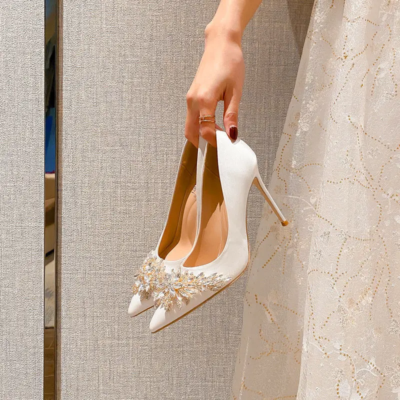 Spring and autumn new pointed toe personality simple stilettos super high heels party shoes red girl high heels 9.5CM heel
Spring and autumn new pointed toe personality simple stilettos super high heels party shoes red girl high heels 9.5CM heel