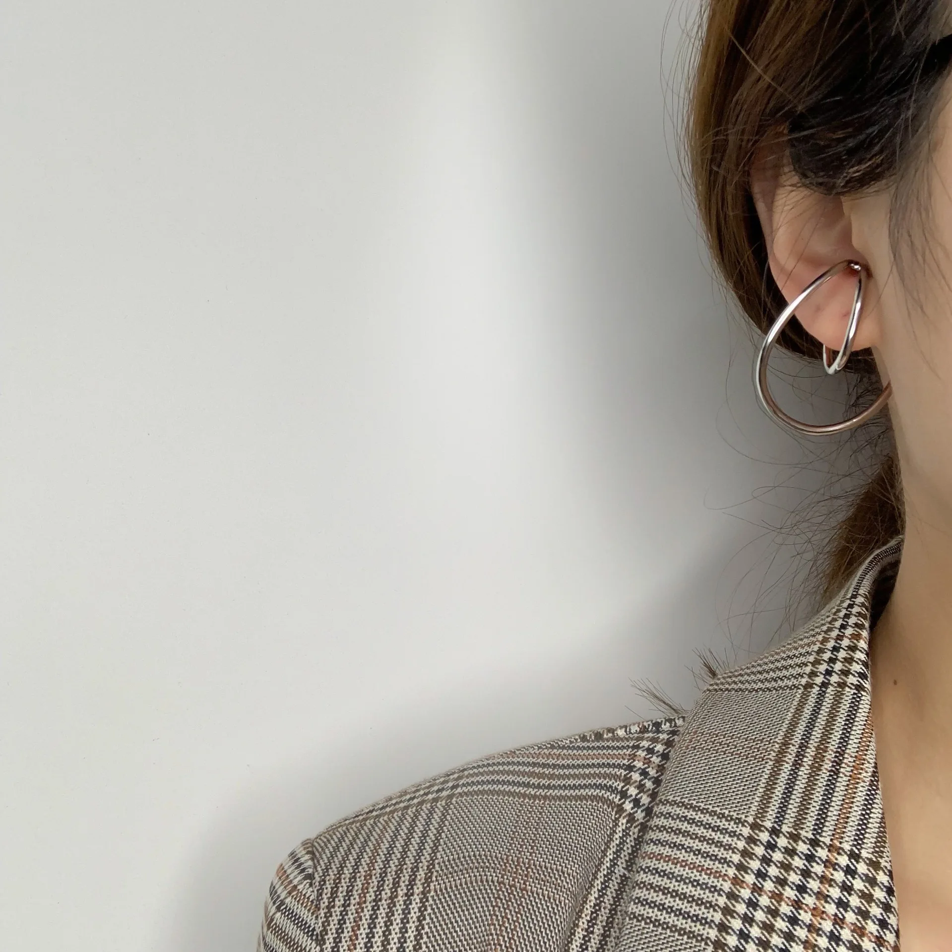 Designer geometric minimalist European and American ear clips, simple, no pierced ears, not easy to fade, cool earring
Designer geometric minimalist European and American ear clips, simple, no pierced ears, not easy to fade, cool earring