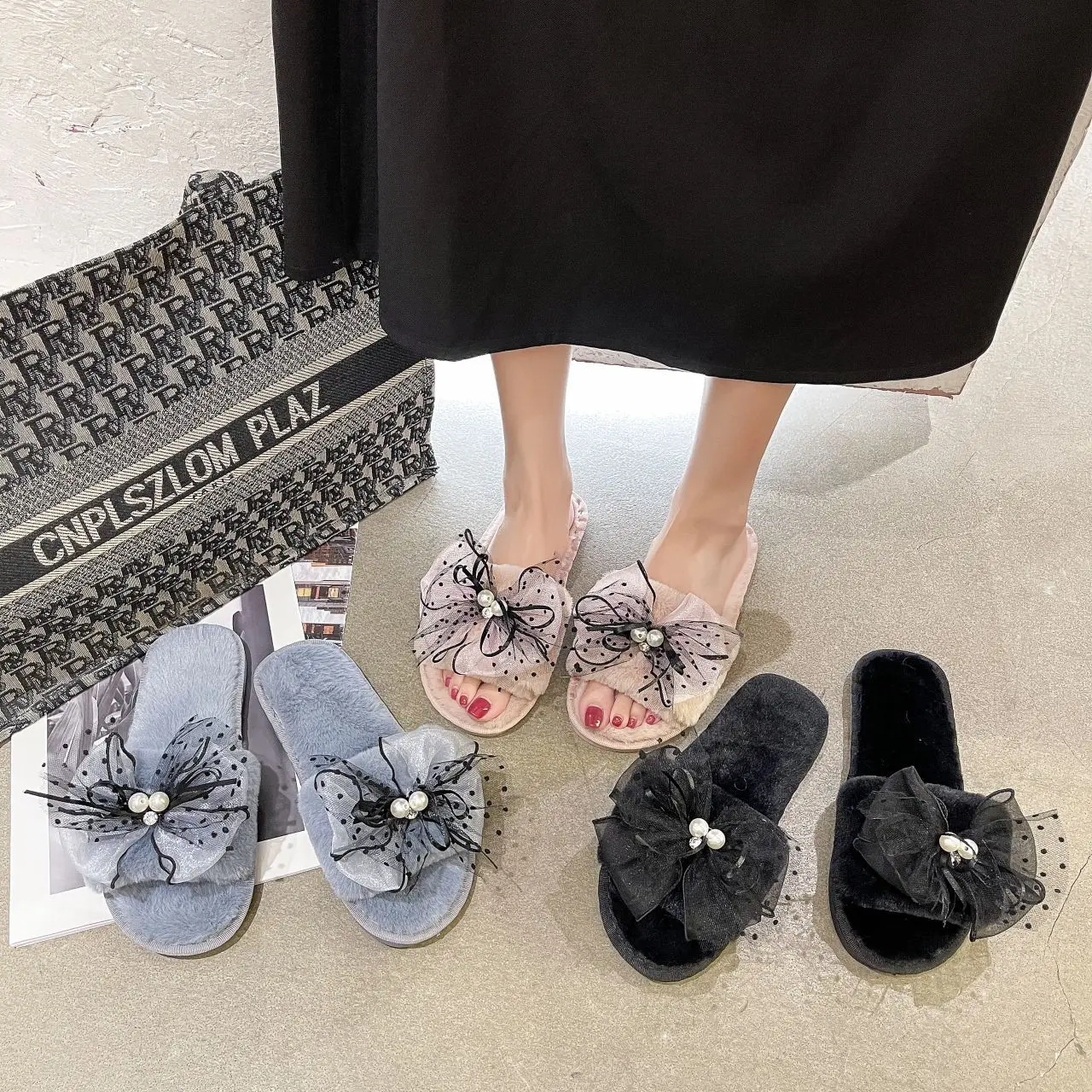New small fragrance bow women's cotton slippers fashion indoor and outdoor Rhinestone sewn four seasons one line cotton slippers
New small fragrance bow women's cotton slippers fashion indoor and outdoor Rhinestone sewn four seasons one line cotton slippers
