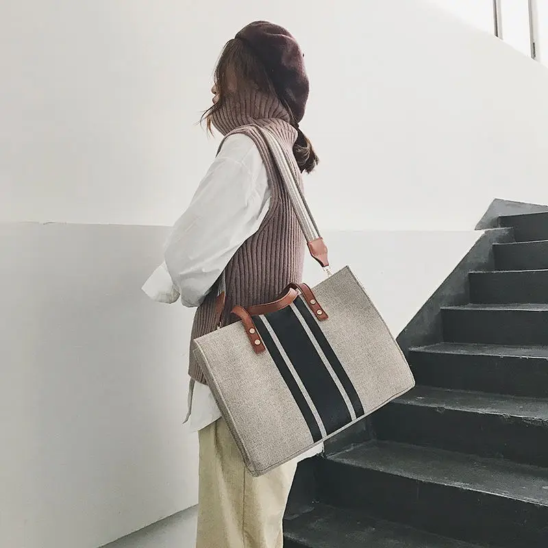 The New Korean Version Fashion Lady handbag OL Professional Business Briefcase College Student Class Handbag Single Shoulder Bag
The New Korean Version Fashion Lady handbag OL Professional Business Briefcase College Student Class Handbag Single Shoulder Bag