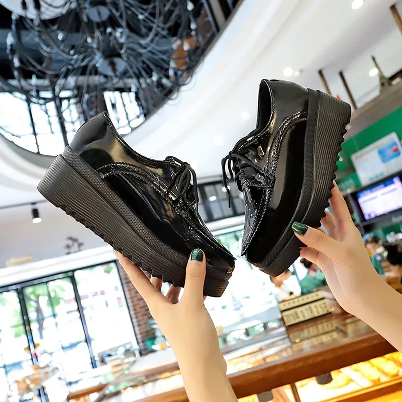 New Oxfords Women Platform Brogue Flats Shoes Patent Leather Lace Up Pointed Toe Brand Female Footwear Shoes for Women Creepers
New Oxfords Women Platform Brogue Flats Shoes Patent Leather Lace Up Pointed Toe Brand Female Footwear Shoes for Women Creepers