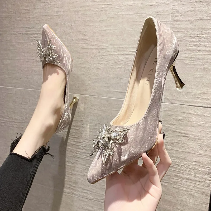 7cm High Heels Shoes 2021 Shining Rhinestones Pointed Toe Pumps Woman Fashion Bow Wedding Banquet Shoes Ladies
7cm High Heels Shoes 2021 Shining Rhinestones Pointed Toe Pumps Woman Fashion Bow Wedding Banquet Shoes Ladies