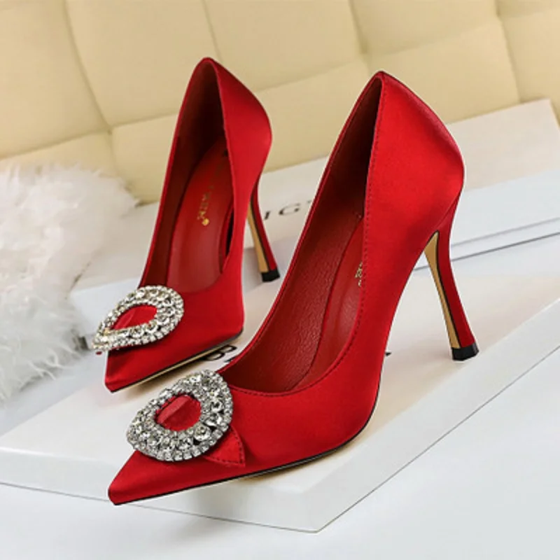 Spring and autumn new ladies high-heeled satin metal rhinestone buckle stiletto set foot shallow mouth pointed women's shoes
Spring and autumn new ladies high-heeled satin metal rhinestone buckle stiletto set foot shallow mouth pointed women's shoes
