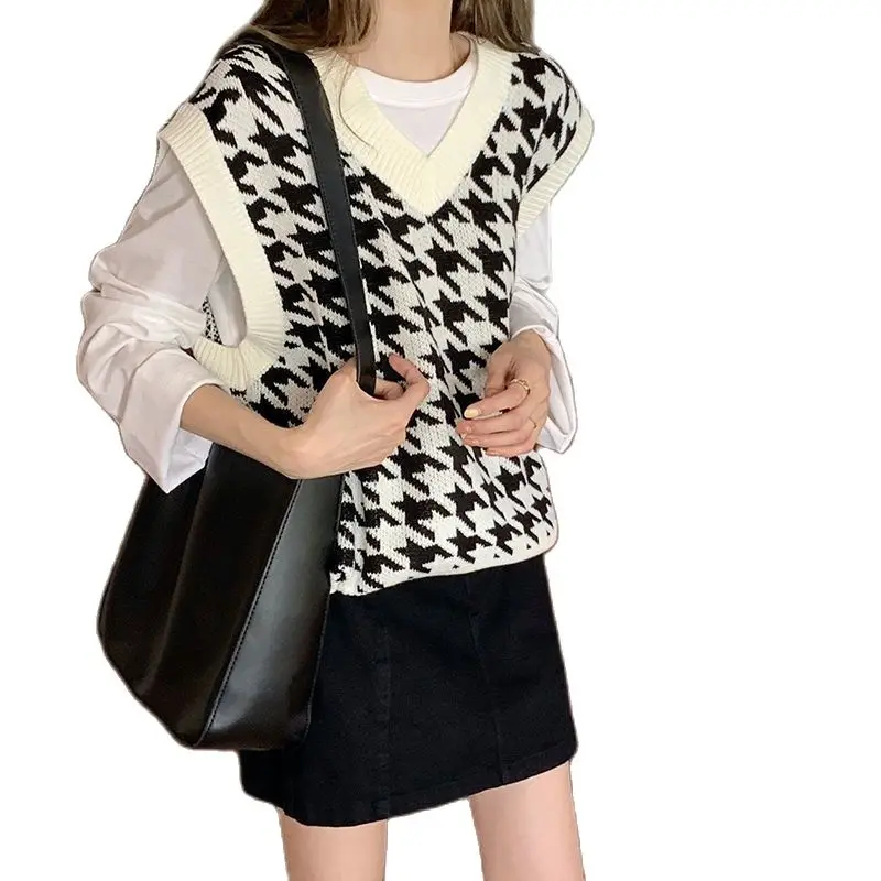Women Sweater Vest Autumn Houndstooth Plaid V-neck Sleeveless Knitted Vintage Loose Oversized Female Sweater Vest Tops
Women Sweater Vest Autumn Houndstooth Plaid V-neck Sleeveless Knitted Vintage Loose Oversized Female Sweater Vest Tops