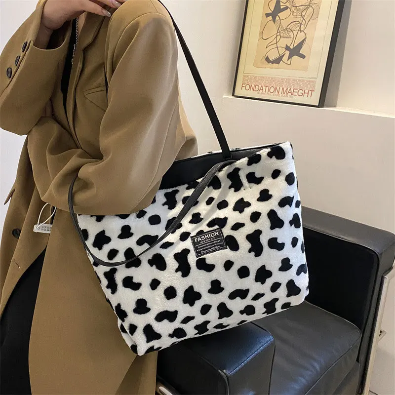 Autumn Winter Furry Women's Shoulder Bags Large Capacity Shopping Soft Design Handbags Trend Plush Casual Tote Bag Phone Case
Autumn Winter Furry Women's Shoulder Bags Large Capacity Shopping Soft Design Handbags Trend Plush Casual Tote Bag Phone Case