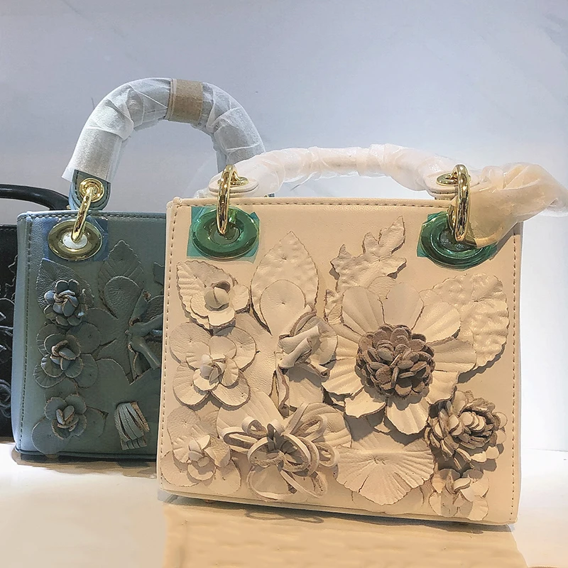 Heavy craftsmanship Three-dimensional appliqués Retro leather Large-capacity handbags Ladies new fashion diagonal shoulder bags 
Heavy craftsmanship Three-dimensional appliqués Retro leather Large-capacity handbags Ladies new fashion diagonal shoulder bags