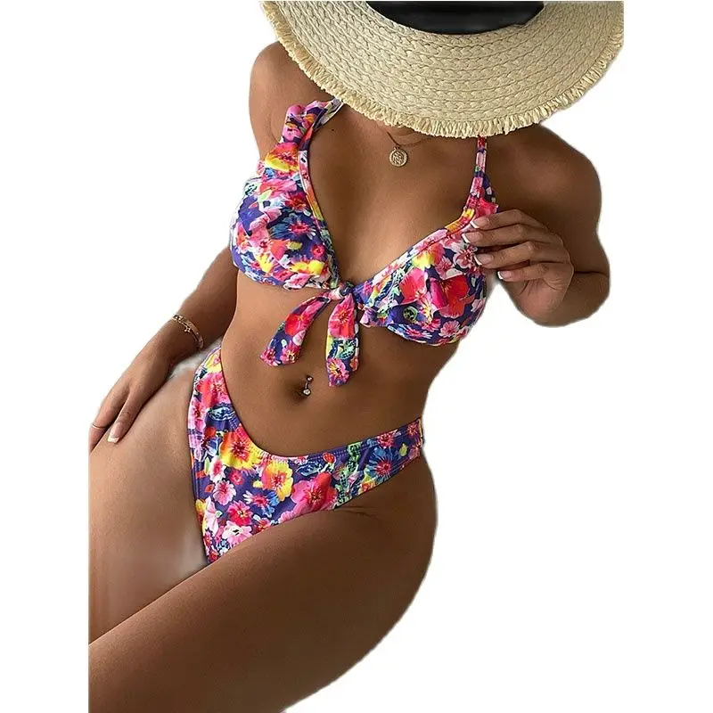Женский купальник с рюшами, цветочным принтом, V-образным вырезом и завязками спереди, бюстгальтер и трусики, 2021
Женский купальник с рюшами, цветочным принтом, V-образным вырезом и завязками спереди, бюстгальтер и трусики, 2021
