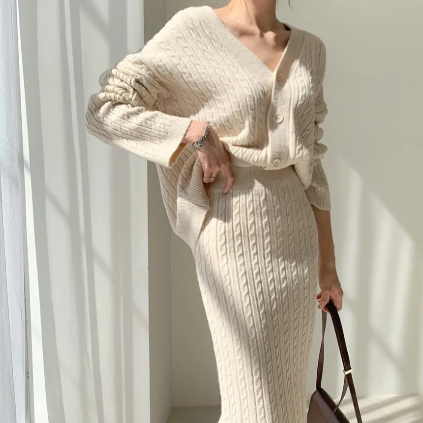 New Autumn And Winter Casual Two Pieces Set Women Loose Single Breasted Soft Sweater Cardigan Coats +Solid Knitted Skirts Suits
New Autumn And Winter Casual Two Pieces Set Women Loose Single Breasted Soft Sweater Cardigan Coats +Solid Knitted Skirts Suits