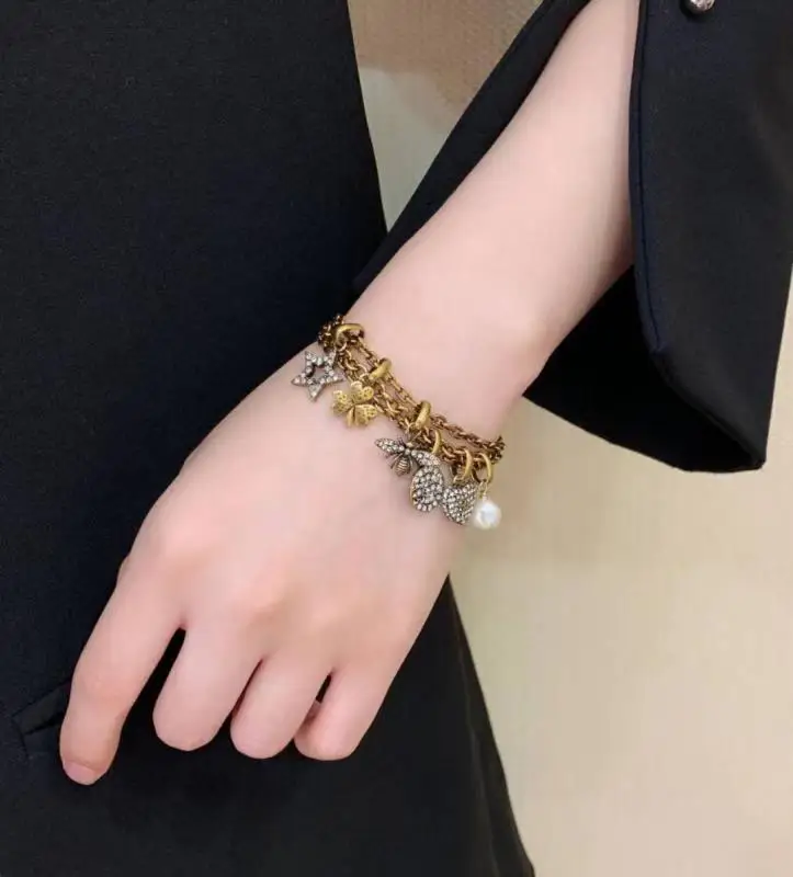 Fashion Brand D Letter Jewelry Little Bee Star Bracelets Vintage Alphabet Design Europe Bracelet for Women Holiday Gift Necklace
Fashion Brand D Letter Jewelry Little Bee Star Bracelets Vintage Alphabet Design Europe Bracelet for Women Holiday Gift Necklace