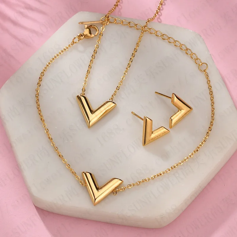 Classic Design Famous Brand V Letter Pendant Necklace for Woman Necklace Earrings Bracelet Luxury Jewelry Female Top Quality
Classic Design Famous Brand V Letter Pendant Necklace for Woman Necklace Earrings Bracelet Luxury Jewelry Female Top Quality