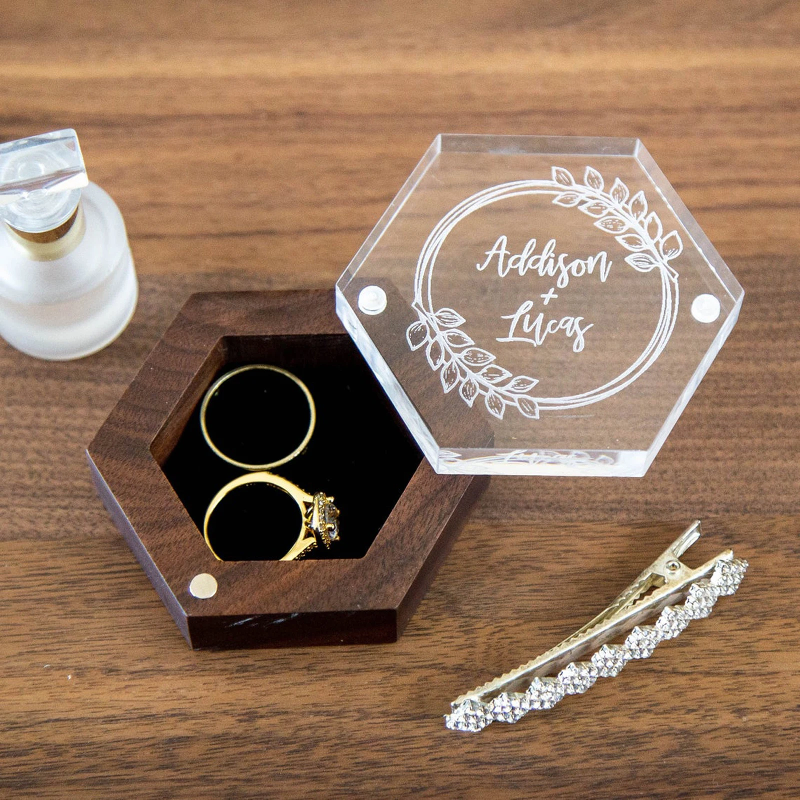Hexagon Acrylic Lid & Wood Ring Boxes Engraved Date Or Name Wedding Rings Bearer Box For Lover Engagement Proposal Ring Storage
Hexagon Acrylic Lid & Wood Ring Boxes Engraved Date Or Name Wedding Rings Bearer Box For Lover Engagement Proposal Ring Storage