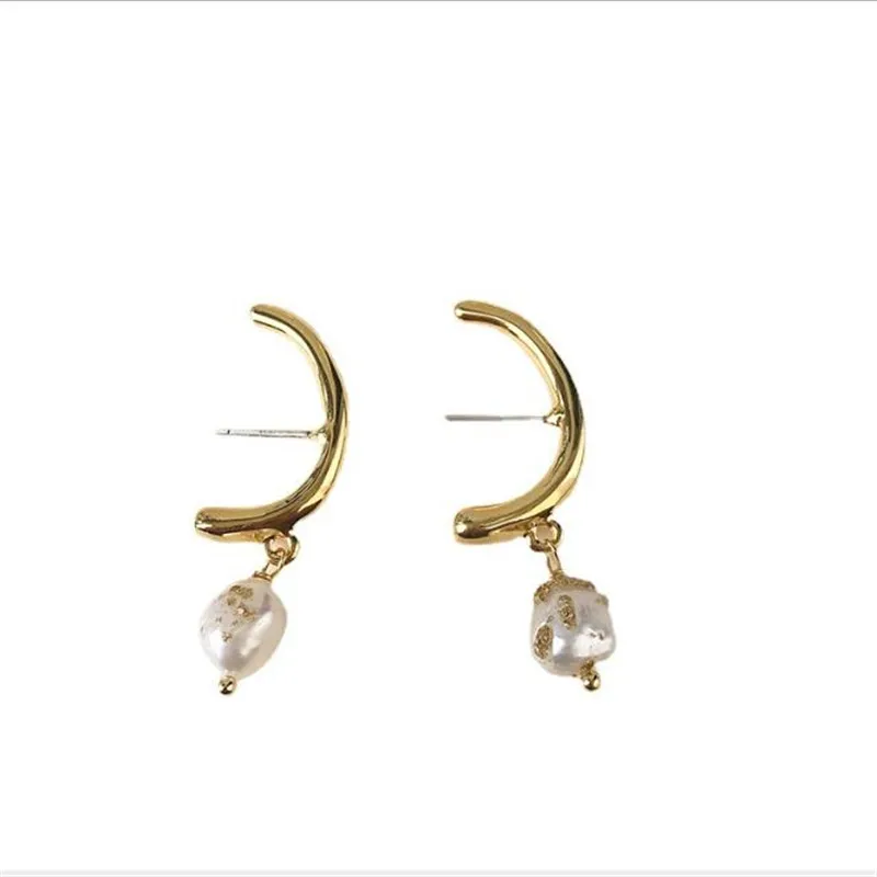 YIKUF88 Women Pearl Stud Earrings 2021 New Copper Plated Real Gold Earrings Female Double C Earrings for Women Ear
YIKUF88 Women Pearl Stud Earrings 2021 New Copper Plated Real Gold Earrings Female Double C Earrings for Women Ear
