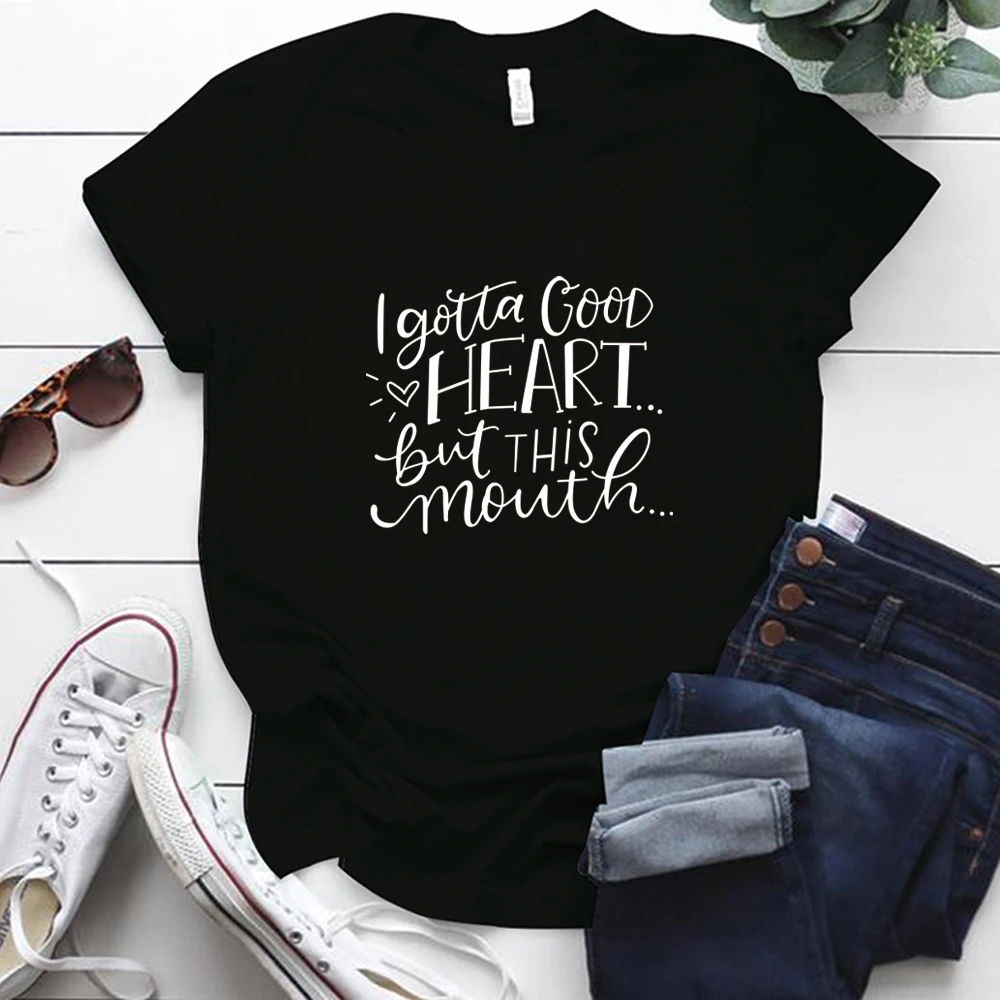 Женские футболки с надписью «I Gown Good Heart But This Mouth», летние Забавные футболки с круглым вырезом, топы с графическим принтом, женская одежда
Женские футболки с надписью «I Gown Good Heart But This Mouth», летние Забавные футболки с круглым вырезом, топы с графическим принтом, женская одежда