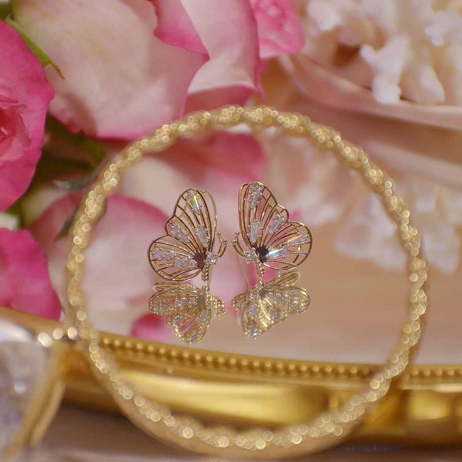Luxury AAA Zirconia Butterfly Earrings for Women Bling Hollow Jewelry Earrings Wedding Accessories
Luxury AAA Zirconia Butterfly Earrings for Women Bling Hollow Jewelry Earrings Wedding Accessories
