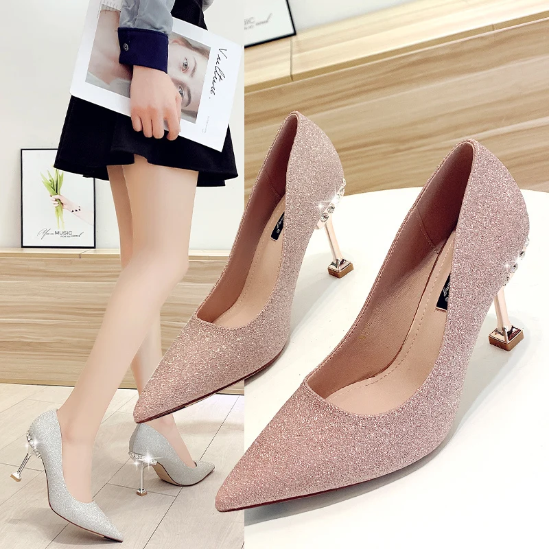 New spring and autumn stiletto pointed toe temperament sequin cloth rhinestone ladies wedding heel high 7CM
New spring and autumn stiletto pointed toe temperament sequin cloth rhinestone ladies wedding heel high 7CM