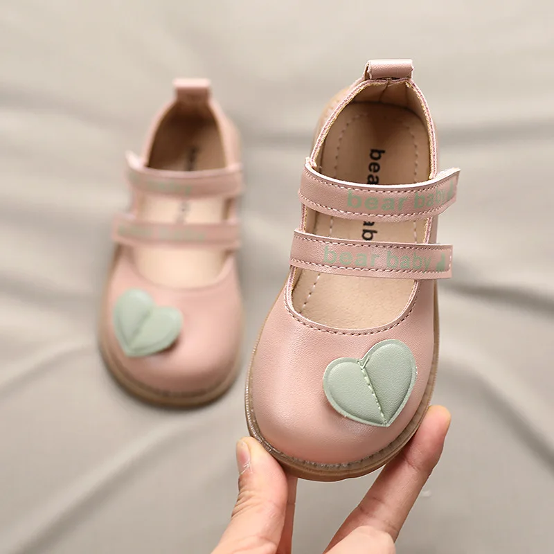 Children Leather Shoes Kids Casual Sneakers Girls Princess Flats Soft Princess Cute Heart For Wedding Party Dancing 2021 Spring
Children Leather Shoes Kids Casual Sneakers Girls Princess Flats Soft Princess Cute Heart For Wedding Party Dancing 2021 Spring