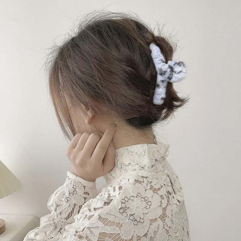 Leopard Print Hair Claws Clip Plush Crab Hair Clip Faux Fur Shark Clip Catch Clip Back Head Hairpins Barrette Hair Accessories
Leopard Print Hair Claws Clip Plush Crab Hair Clip Faux Fur Shark Clip Catch Clip Back Head Hairpins Barrette Hair Accessories