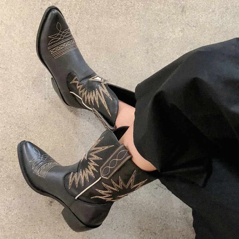 Женские ковбойские ботинки кожаные в ковбойском стиле с вышивкой и заостренным