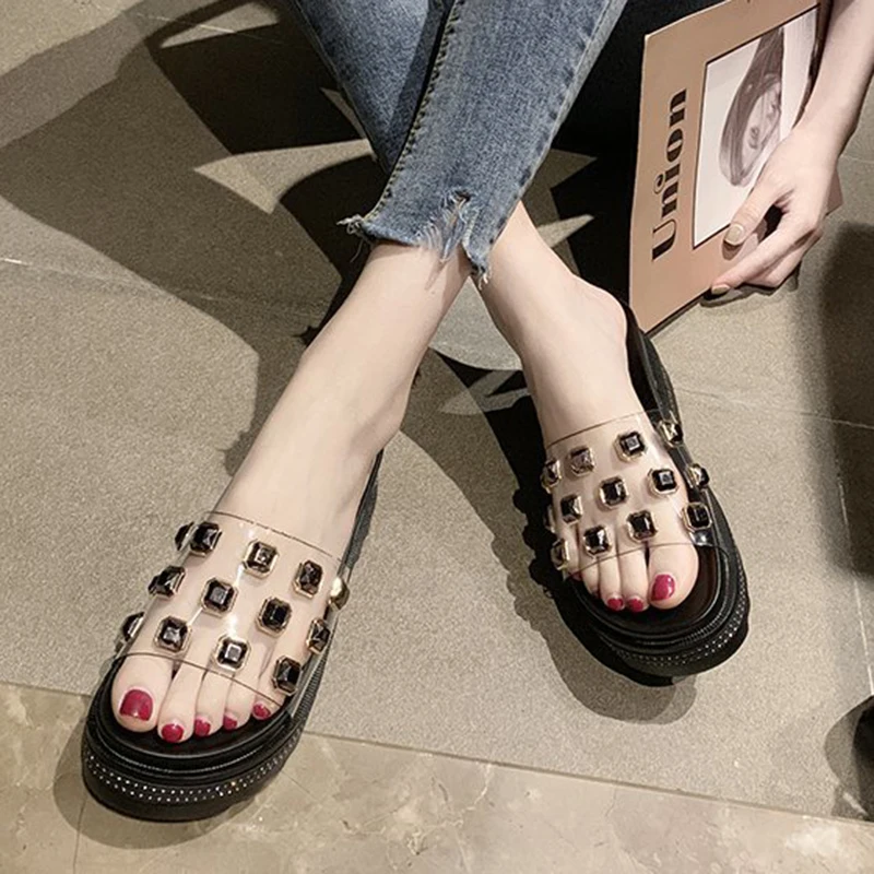 Dropshipping Transparent Platform Slippers Women Stylish Metal Decoration Beach Slides Woman Shiny Crystal Thick Bottom Sandals
Dropshipping Transparent Platform Slippers Women Stylish Metal Decoration Beach Slides Woman Shiny Crystal Thick Bottom Sandals