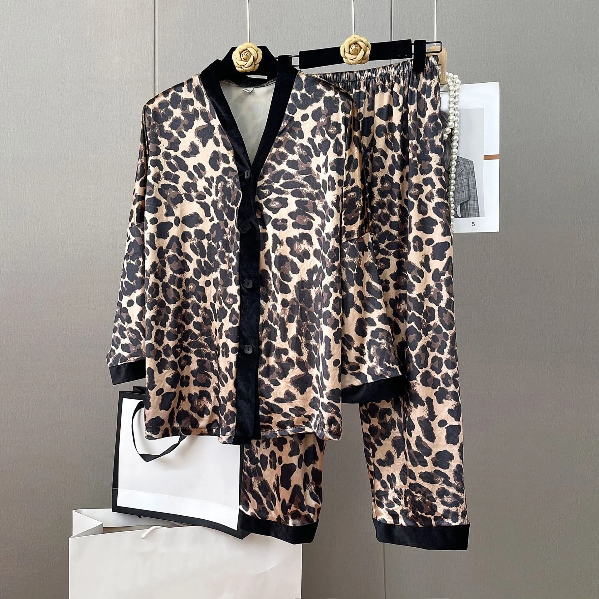 Women Sleepwear Autumn Velour Nightwear Long Sleeve Pajamas Suits 2pcs Shirt&Pants Pijamas V-Neck Lingerie Casual Lounge Wear
Women Sleepwear Autumn Velour Nightwear Long Sleeve Pajamas Suits 2pcs Shirt&Pants Pijamas V-Neck Lingerie Casual Lounge Wear