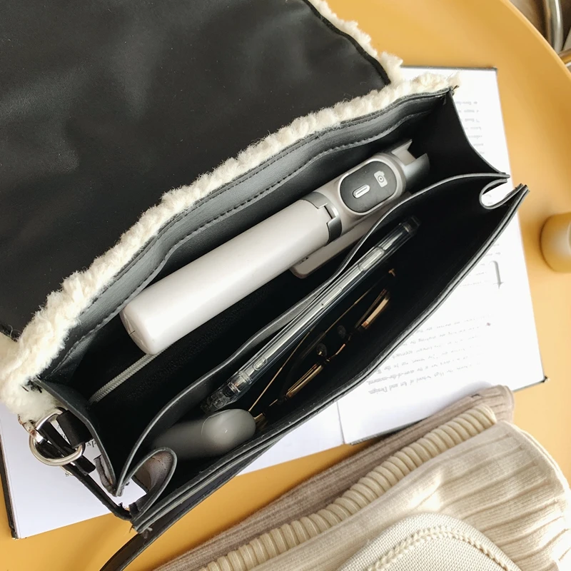 Elegant Flap Tote Bags for Women 2021 Plush Handle Handbags Quality Leather Messenger Bag Winter Female Shoulder Bags Sacs Cabas
Elegant Flap Tote Bags for Women 2021 Plush Handle Handbags Quality Leather Messenger Bag Winter Female Shoulder Bags Sacs Cabas