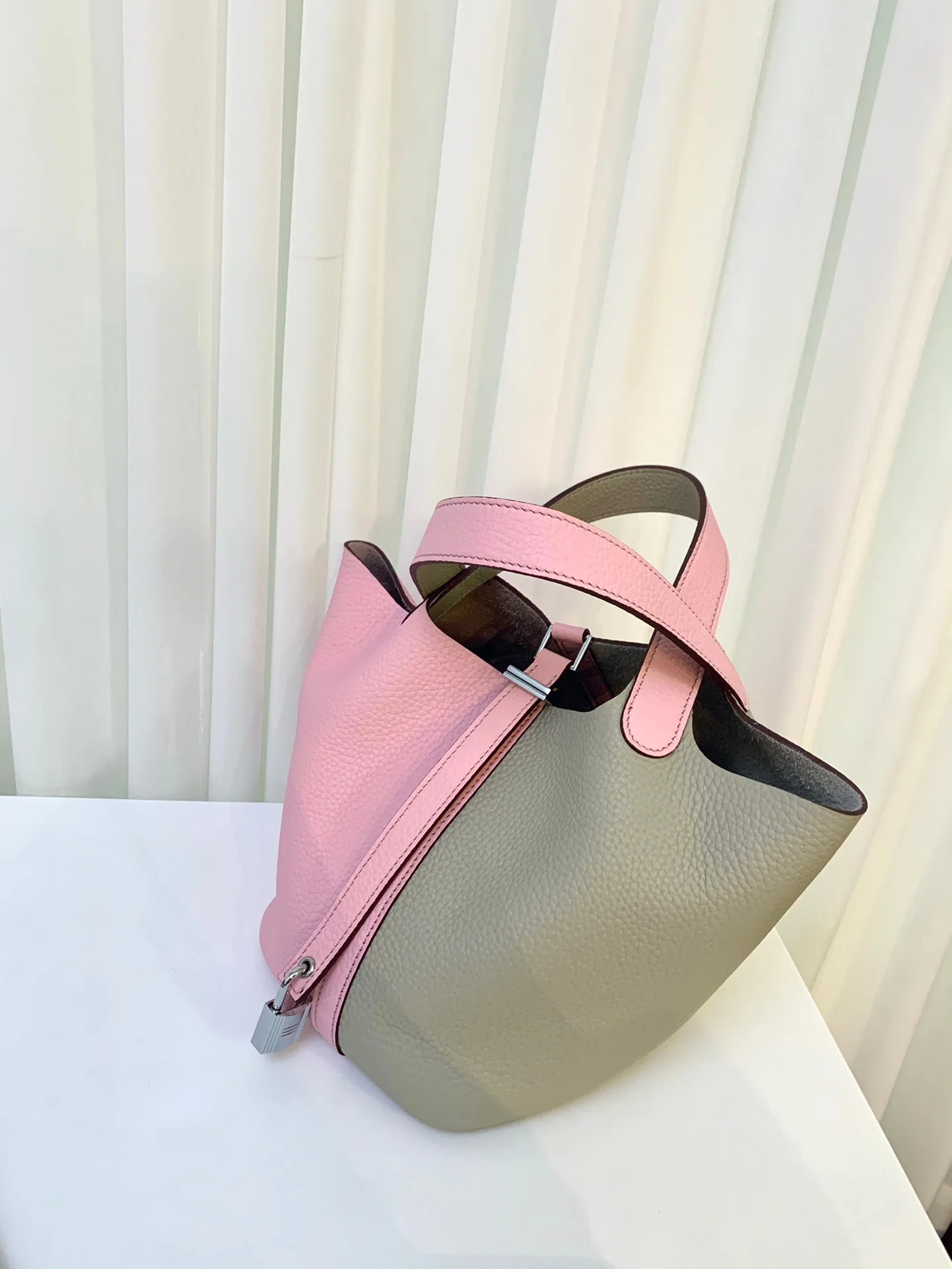 Women Handbag Genuine Cow Leather Assorted Colors Fashion And Classic 2021 The New Style 23 Color 18cm
Women Handbag Genuine Cow Leather Assorted Colors Fashion And Classic 2021 The New Style 23 Color 18cm