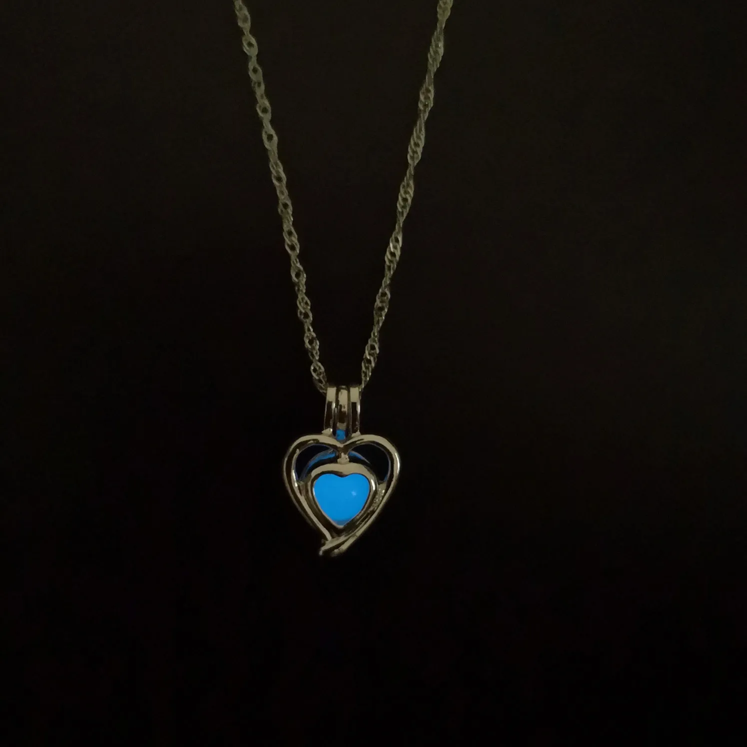 Cute Simple and Popular Little Peach Heart Luminous Necklace Heart-shaped Fluorescent Stone Luminous Couple Necklace
Cute Simple and Popular Little Peach Heart Luminous Necklace Heart-shaped Fluorescent Stone Luminous Couple Necklace