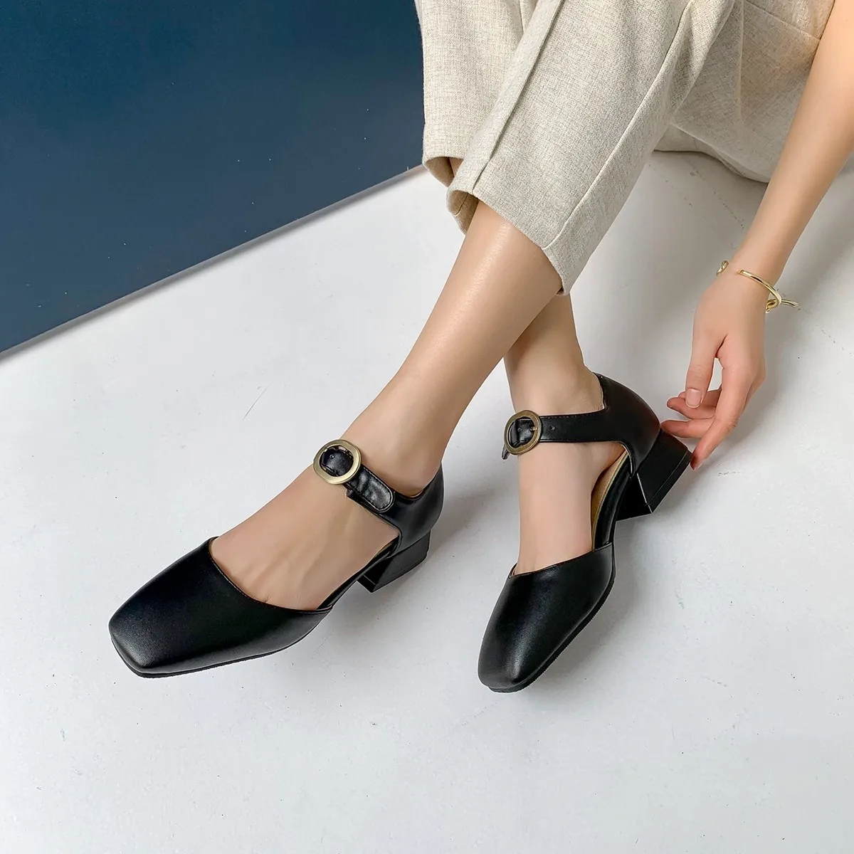 Concise Vintage Hollow Out Sandals Women Ankle Wrap Covered Toe Metal Buckle Block Medium Heels Nude Shoes Woman Size 44 45 46
Concise Vintage Hollow Out Sandals Women Ankle Wrap Covered Toe Metal Buckle Block Medium Heels Nude Shoes Woman Size 44 45 46