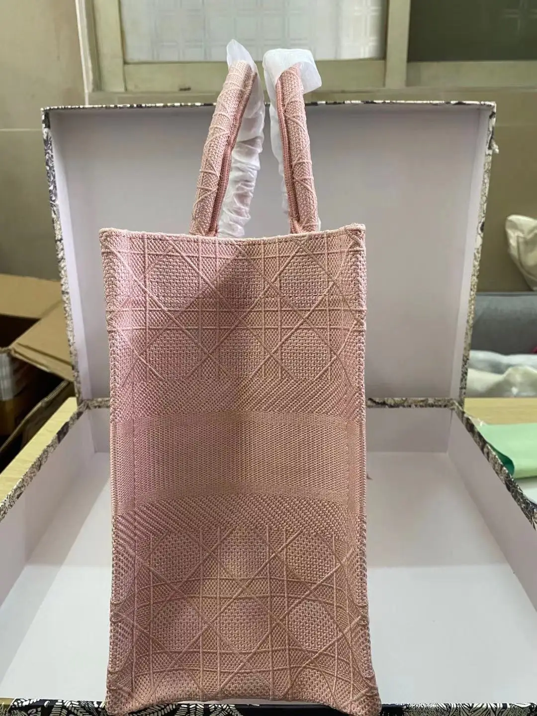 Embroidery Book Tote Bags for Women 2021Top Designer Luxury Handbags Lady's New Fashion Purse High Quality Shopping Bag
Embroidery Book Tote Bags for Women 2021Top Designer Luxury Handbags Lady's New Fashion Purse High Quality Shopping Bag