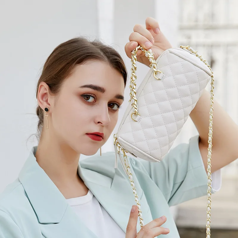 Кожаная женская сумка-мессенджер на одно плечо
Кожаная женская сумка-мессенджер на одно плечо