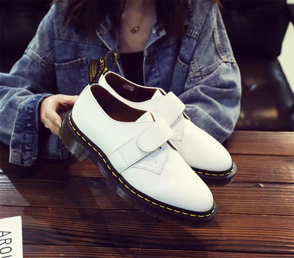New high-end leather casual shoes for men and women, fashion retro white couple shoes, classic four season Martin shoes
New high-end leather casual shoes for men and women, fashion retro white couple shoes, classic four season Martin shoes