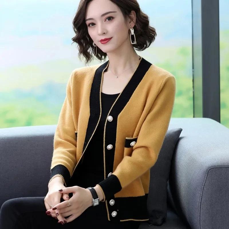 Autumn and Winter Stitching Women's Sweater Loose V-neck Long Sleeve Knitting Cardigan Beaded Fashion Casual Tops
Autumn and Winter Stitching Women's Sweater Loose V-neck Long Sleeve Knitting Cardigan Beaded Fashion Casual Tops