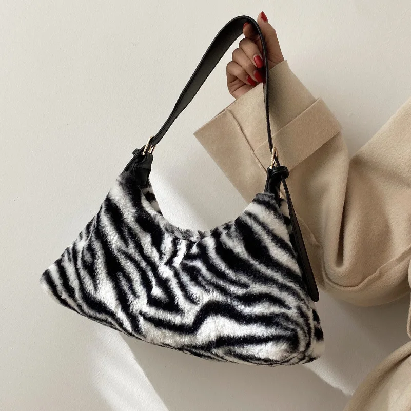 Fashion Leopard Plush Baguettes Shape Women Shoulder Bags Designer Handbags Luxury Faux Fur Crossbody Bag Female Big Purses 2021
Fashion Leopard Plush Baguettes Shape Women Shoulder Bags Designer Handbags Luxury Faux Fur Crossbody Bag Female Big Purses 2021