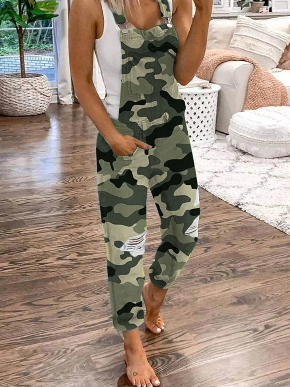 2021 spring and autumn new sports double shoulder strap hole denim jumpsuit casual women's clothing
2021 spring and autumn new sports double shoulder strap hole denim jumpsuit casual women's clothing