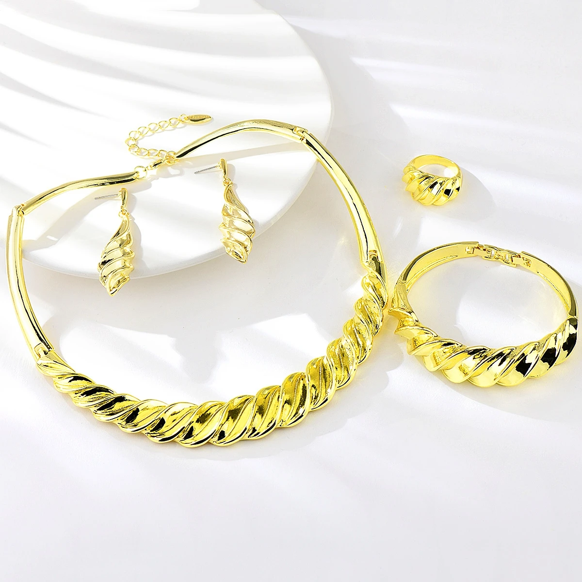 Viennois Dubai Gold Wedding Jewelry Sets for Women Twisted Choker Necklace Earrings Ring Bangle Indian Nigerian Jewelry Set
Viennois Dubai Gold Wedding Jewelry Sets for Women Twisted Choker Necklace Earrings Ring Bangle Indian Nigerian Jewelry Set