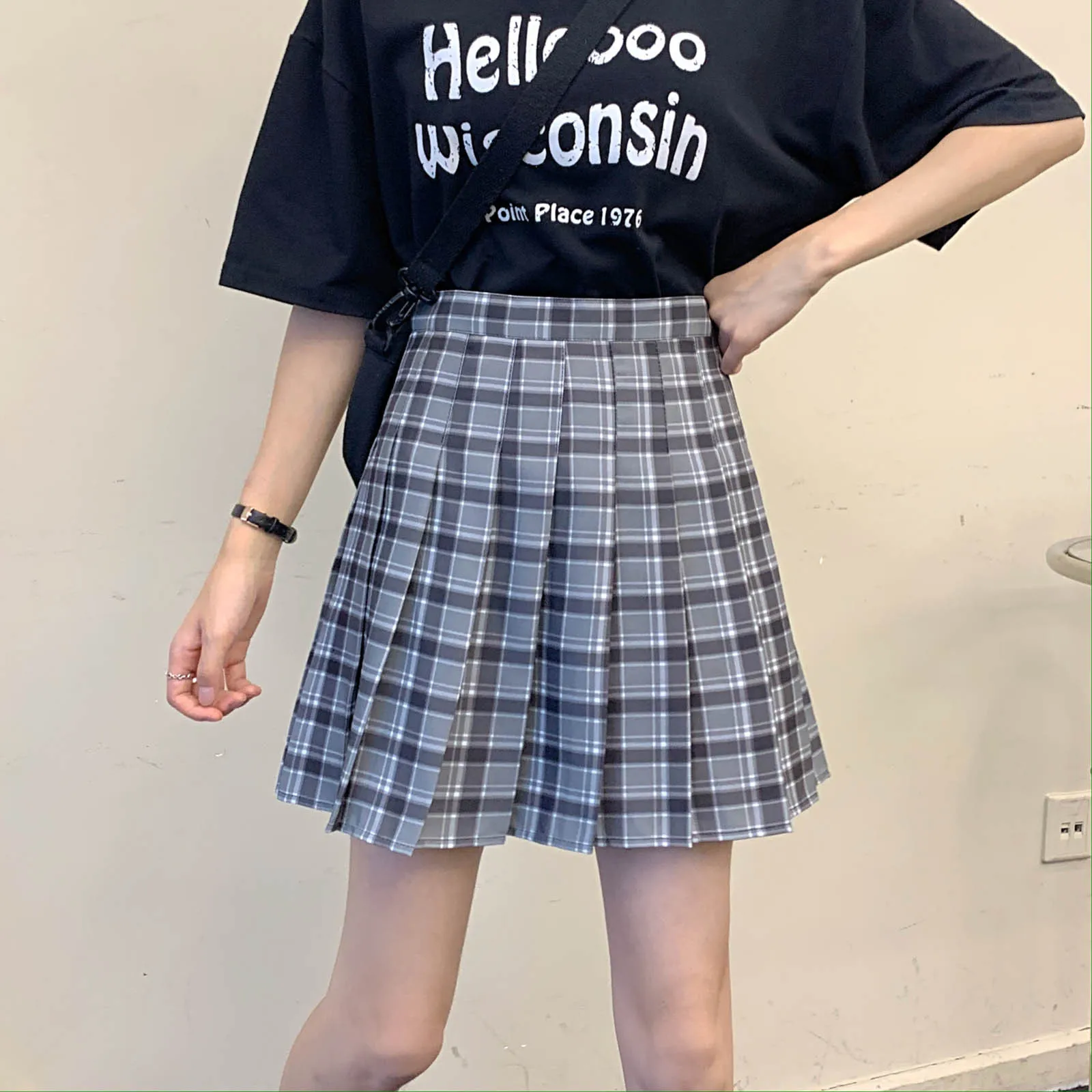 Women's Half-length Skirt spring And Summer Fashion Wear Women's Plaid Pleated Skirt A Version Anti-glare High-waist Short Skirt
Women's Half-length Skirt spring And Summer Fashion Wear Women's Plaid Pleated Skirt A Version Anti-glare High-waist Short Skirt